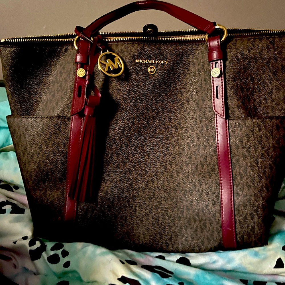 I’m selling a Michael kors tote in good condition I just don’t use it anymore